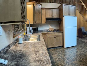 冷蔵庫、電子レンジ、コンロ、コーヒー / ティーメーカー