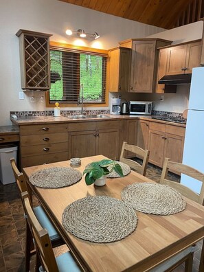 Réfrigérateur, four à micro-ondes, surface de cuisson, cafetière-théière