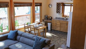 TV, fireplace - Crowsnest River Chalet - Yeti (Crowsnest Pass)