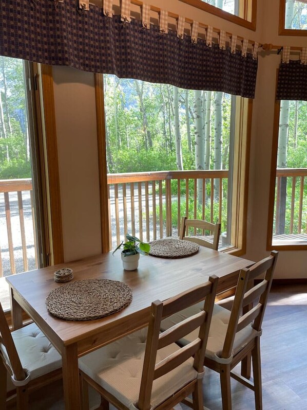 Dining - Crowsnest Rover Chalet - Grizzly (Crowsnest Pass)