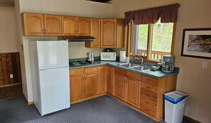 Kühlschrank, Mikrowelle, Herdplatte, Wasserkocher mit Kaffee-/Teezubehör