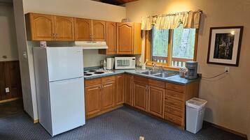 Køleskab, mikrobølgeovn, kogeplade, kaffe-/temaskine