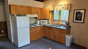 Réfrigérateur, micro-ondes, plaque de cuisson, cafetière/bouilloire