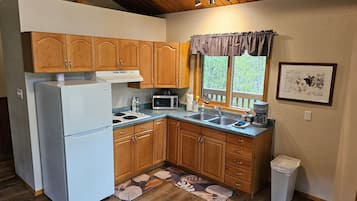 Køleskab, mikrobølgeovn, kogeplade, kaffe-/temaskine