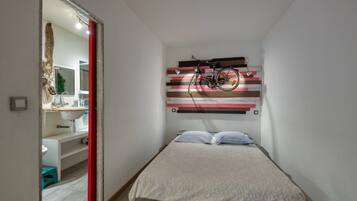 1 bedroom, travel cot, WiFi, bed sheets