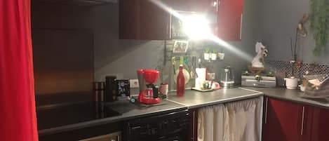 Réfrigérateur, micro-ondes, four, plaque de cuisson