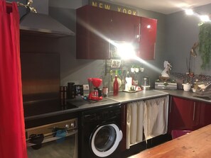 ثلاجة، ميكروويف، فرن، موقد طهي مسطح