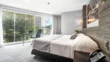 Apartment, 1 King Bed, Executive Level | 1 bedroom, desk, laptop workspace, blackout drapes