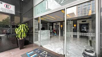 Vista frontal de la propiedad