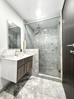 Căn hộ, 1 giường cỡ king, tầng Executive | Phòng tắm | Máy sấy tóc, khăn tắm, dầu gội, giấy vệ sinh 
