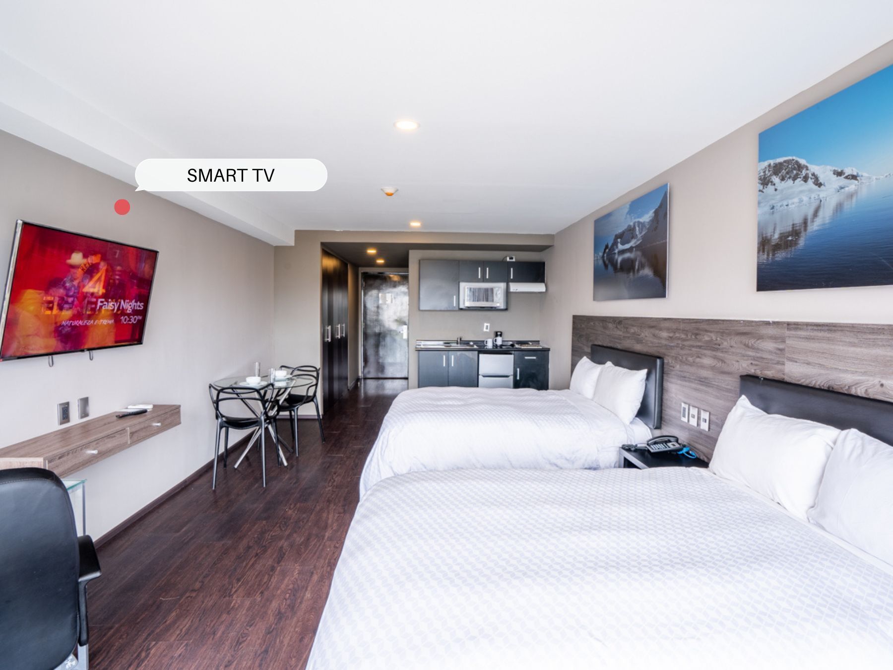 Departamento de lujo, 2 camas matrimoniales, piso ejecutivo | 1 habitación, escritorio y espacio para trabajar con laptop 