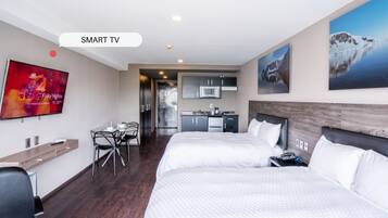 Departamento de lujo, 2 camas matrimoniales, piso ejecutivo | 1 habitación, escritorio y espacio para trabajar con laptop