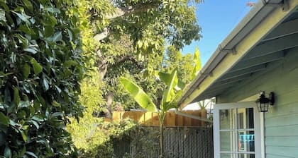 Cozy bungalow w/ lush outdoor garden w/ heat & AC - very walkable