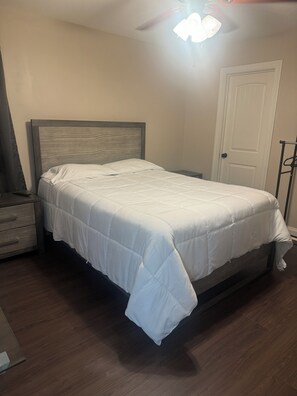 6 slaapkamers, een strijkplank/strijkijzer, wifi, beddengoed