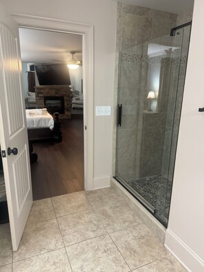 6 عدّة غرف نوم ومكواة/لوح كي وواي فاي وملاءات أسرّة