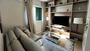 Apartment | Wohnbereich | 43-Zoll-Smart-TV mit Kabelempfang