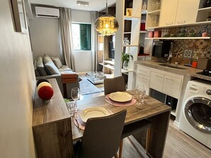 Leilighet | Oppholdsområde | En 43-tommers smart-TV med kabel-kanaler