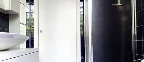 Douche, douche à « effet pluie », sÚche-cheveux, bidet