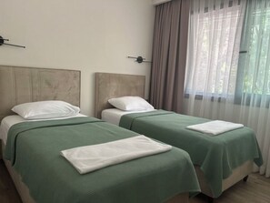 2 bedrooms, desk, WiFi, bed sheets