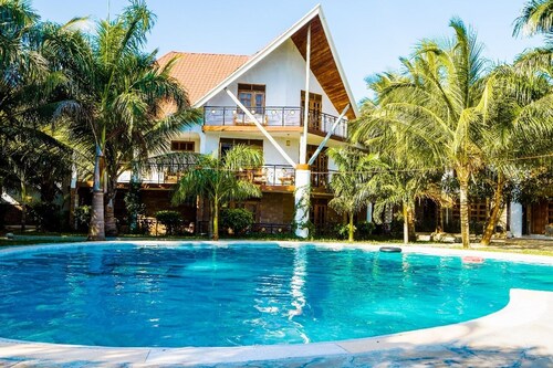 2-bedroom apartment in Diani, 2 minutes drive/ 5 minutes walk to the beach.