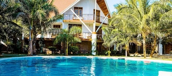 2-bedroom apartment in Diani, 2 minutes drive/ 5 minutes walk to the beach.