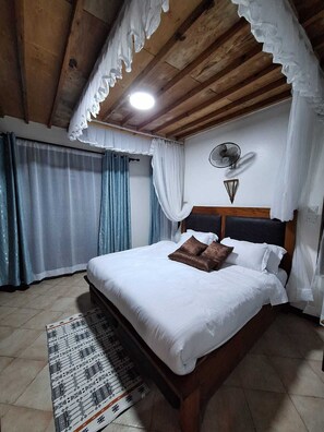 2 bedrooms, desk, WiFi