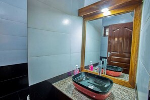 Een douche, een bidet, handdoeken, zeep