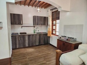 Frigorífico, microondas, hervidor eléctrico y tostadora