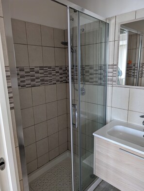 Buồng tắm vòi sen, máy sấy tóc, khăn tắm, xà phòng