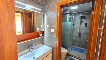 Comfort Apartment, City View | Bathroom | Shower, slippers, towels, soap