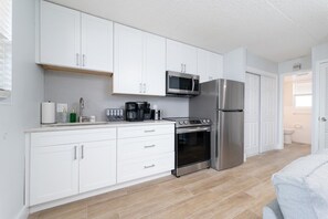 Fridge, microwave, oven, stovetop - Be A Nomad / Just Renovated / Close to the Beach (Jacksonville Beach)