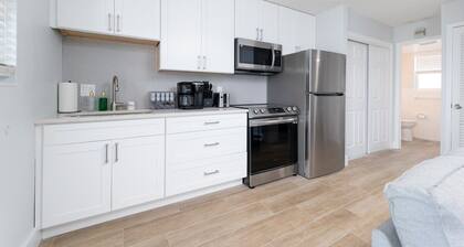 Be A Nomad / Just Renovated / Close to the Beach