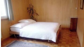 2 bedrooms, WiFi, bed sheets
