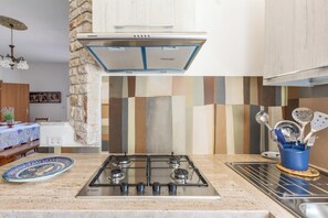 Frigorífico, microondas, placa de cocina y cafetera o tetera