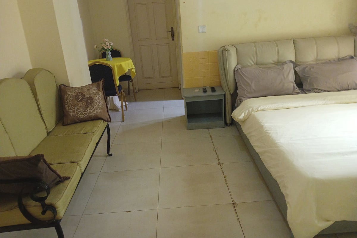 Chambre Économique Double ou avec lits jumeaux | Ameublement personnalisé, bureau