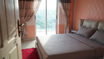 Muebles diferentes, escritorio y espacio para trabajar con laptop