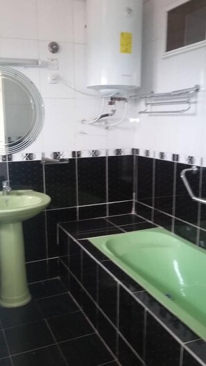 Grand Penthouse | Bathroom | Free toiletries, slippers