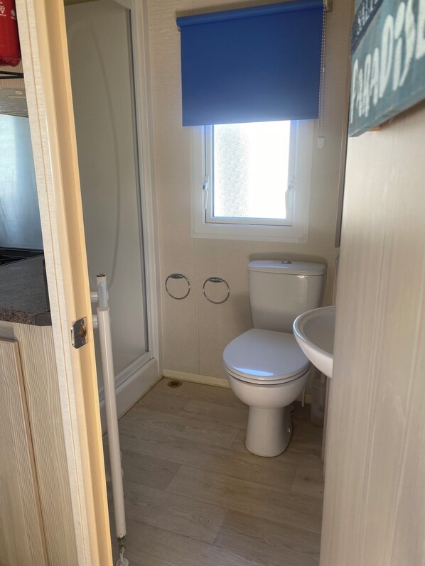 Ferienhütte | Badezimmer | Dusche, Toilettenpapier