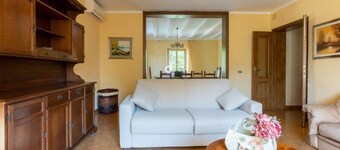 Superb "Tuscan" style cottage dominates a magical landscape, welcomes families.