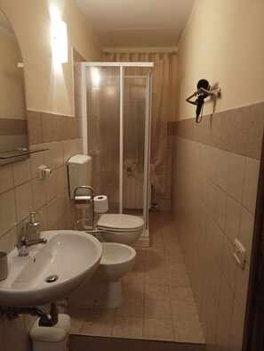 Douche, sèche-cheveux, bidet, serviettes fournies