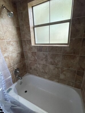 Secador de pelo, toallas, jabón y champú