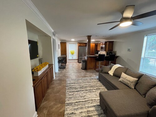 Cozy 2-bedroom condo in lovely Baton Rouge with WiFi, Pet-friendly 