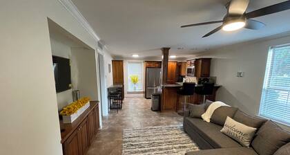 Cozy 2-bedroom condo in lovely Baton Rouge with WiFi, Pet-friendly