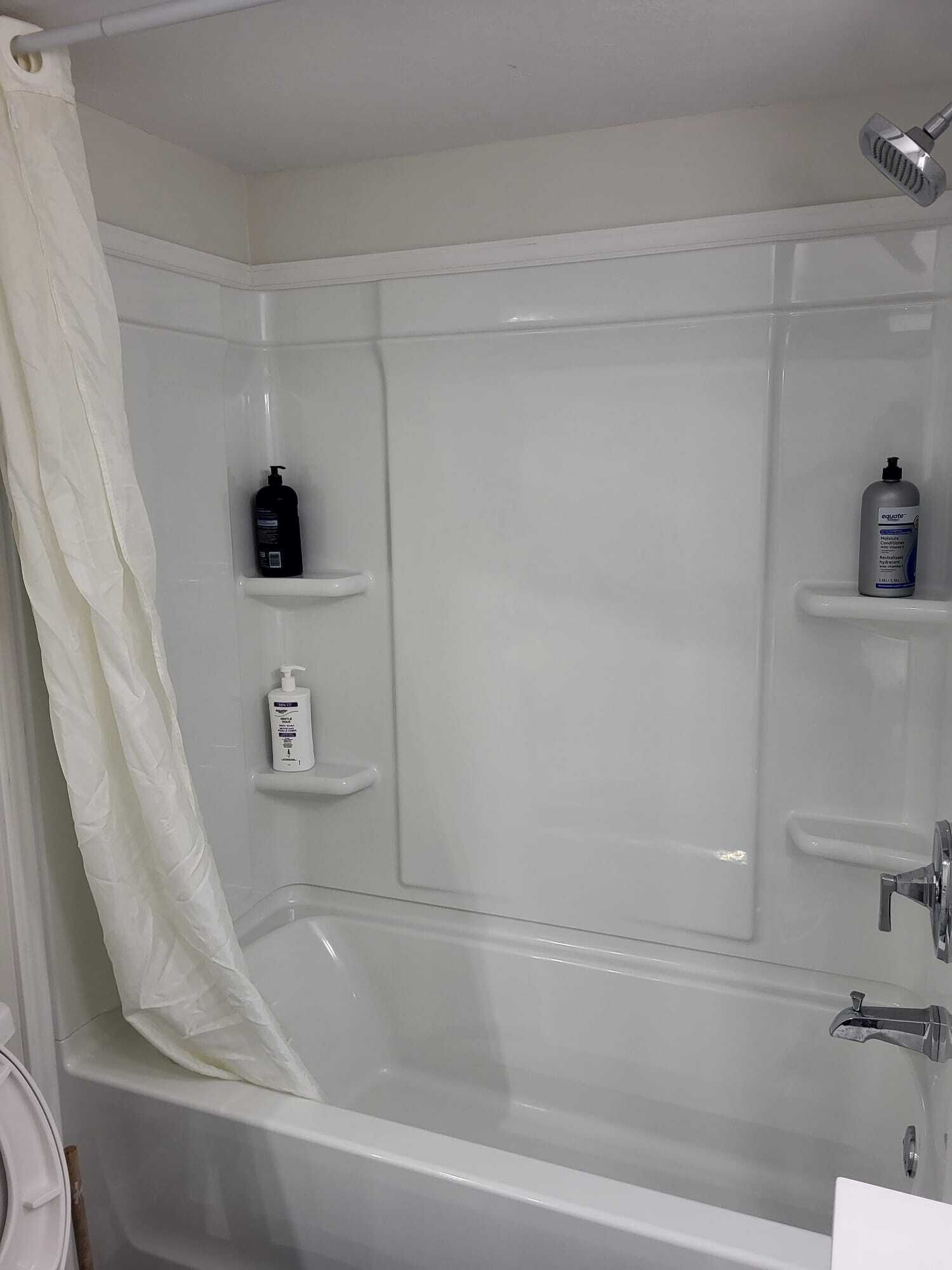 Douche, séchoir à cheveux, serviettes fournies, savon