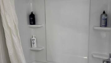 Douche, séchoir à cheveux, serviettes fournies, savon