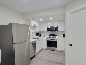 Jääkaappi, mikroaaltouuni, uuni, liesi