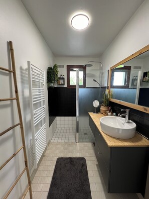 Een douche, een haardroger, handdoeken, zeep