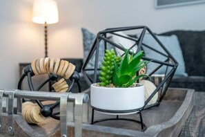 A modern living room with a geometric metal coffee table, a potted plant, and a lamp. - Beautiful 4 Bed 3 5 Bath With Jacuzzi (Kissimmee)