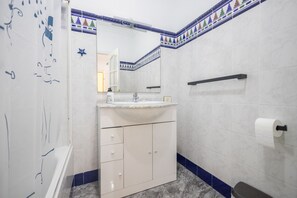 Een douche, een haardroger, handdoeken