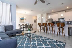 House - Gorgeous Home With Pool and Lake View (Kissimmee)